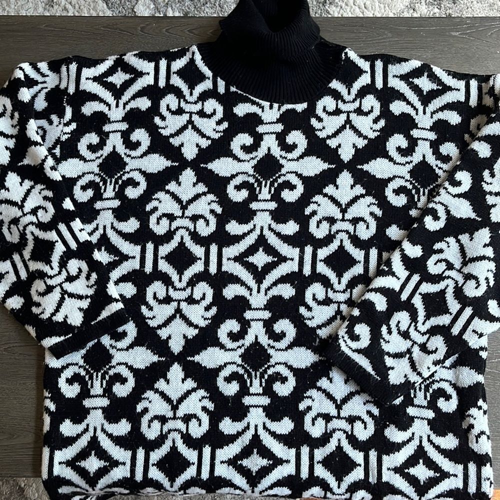 Black/white sweater